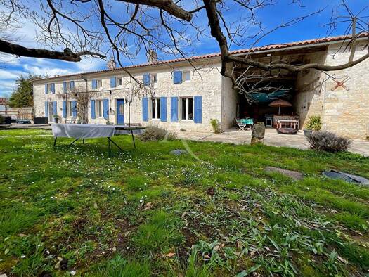 Maison à vendre 436 800 € 8 pièces 3 chambres 215 m² 4 332 m² de terrain Beurlay 17250