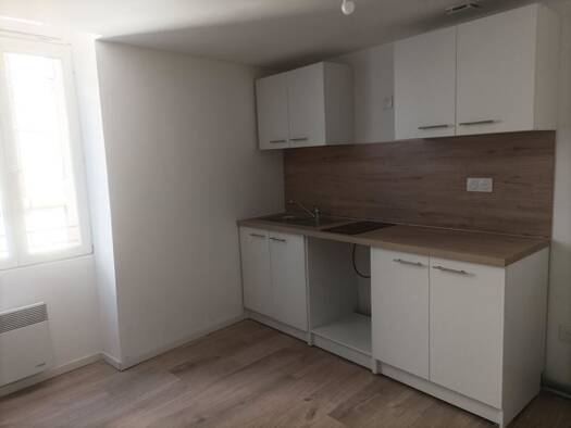 Appartement à louer 560 € 3 pièces 1 chambre 44,5 m² Étage 1/2 Est Bessan 34550