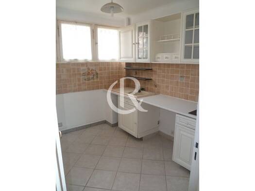Appartement à louer 977 € 3 pièces 2 chambres 61,8 m² Étage 2/9 Hyères 83400