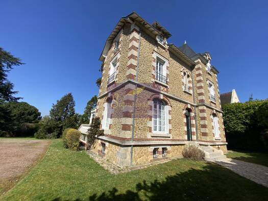 Maison à vendre 1 431 000 € 10 pièces 6 chambres 260 m² 3 170 m² de terrain Le Mans 72000