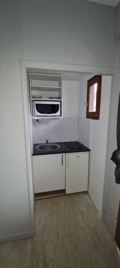 Appartement à louer 400 € 1 pièce 18 m² Étage 1/2 Pau 64000