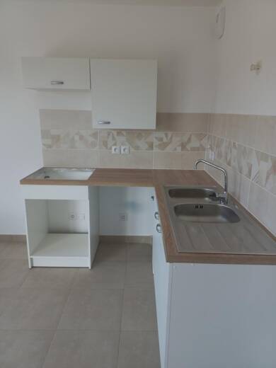 Appartement à louer 846 € 3 pièces 2 chambres 75 m² RDC Sud Ouest Monteux 84170