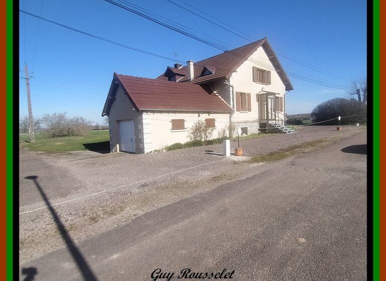Maison à vendre 375 000 € 9 pièces 6<br/>chambres 210 m²<br/>superficie 3 300 m²<br/>terrain Courcelles-Lès-Semur 21140