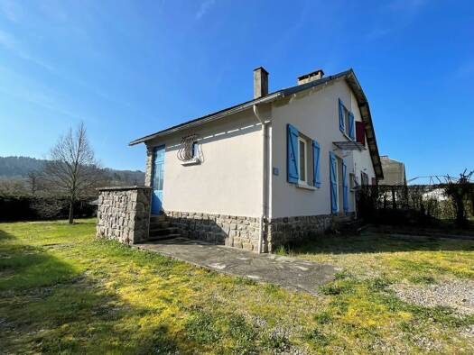 Maison à vendre 73 000 € 3 pièces 2 chambres 79 m² 532 m² de terrain Champs-sur-Tarentaine-Marchal 15270