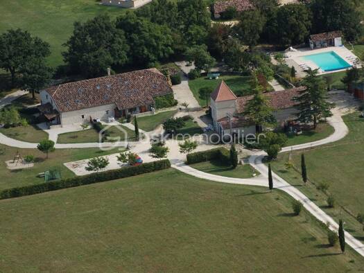 Maison de vacances à vendre 1 345 500 € 29 pièces 20 chambres 760 m² 85 000 m² de terrain Monflanquin 47150