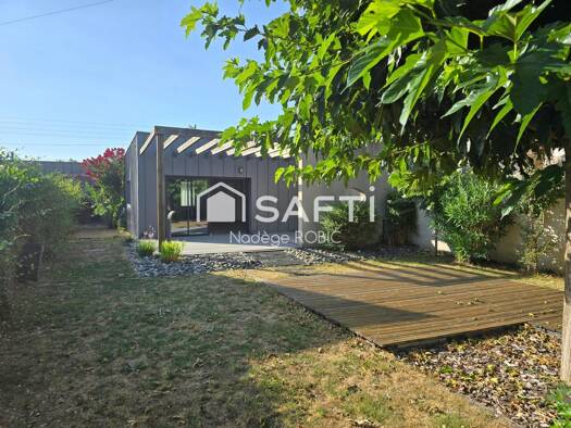 Maison de plain-pied à vendre 299 000 € 5 pièces 3 chambres 137 m² 534 m² de terrain Corzé 49140