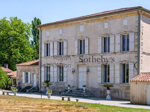 Maison à vendre 1 499 000 € 17 pièces 16 chambres 768 m² 52 003 m² de terrain Saint-Hippolyte 17430