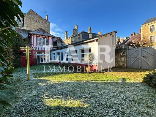 Local d'activités à vendre 535 000 € 405 m² d'espace de stockage Centre Ville-Saint Léonard-Notre-Dame Alençon 61000