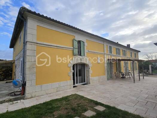 Maison à vendre 420 000 € 16 pièces 11 chambres 400 m² 6 190 m² de terrain Saint-Simon-de-Bordes 17500