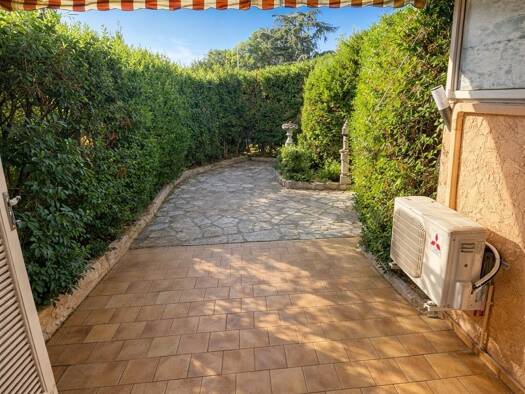 Studio à louer 700 € 1 pièce 24 m² RDC/1 Saint-Cyr-sur-Mer 83270