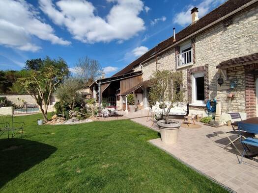 Maison à vendre 362 000 € 11 pièces 4 chambres 174 m² 897 m² de terrain Champlay 89300