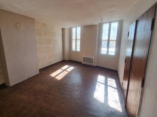 Appartement à louer 580 € 3 pièces 2 chambres 70,5 m² Étage 2/3 Arles 13200