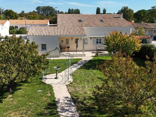 Maison à vendre 325 000 € 6 pièces 5 chambres 155 m² 728 m² de terrain Saint-Pierre-La-Noue 17700