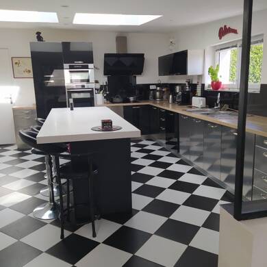 Maison de plain-pied à vendre 402 876 € 5 pièces 3 chambres 195 m² 616 m² de terrain Rive Droite Hennebont 56700
