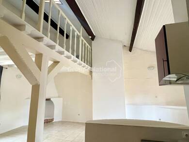 Appartement à louer 676 € 2 pièces 1 chambre 57 m² Dernier étage, Étage 2/2 Arles 13200