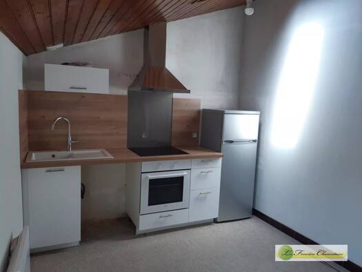 Appartement à louer 475 € 3 pièces 2 chambres 58 m² Étage 2/2 Est Saint-Yrieix-sur-Charente 16710