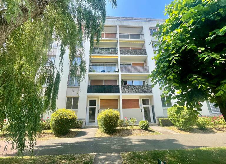 Appartement à vendre 219 000 € 3 pièces 2<br/>chambres 69 m²<br/>superficie 4<br/>étages Bas Montmorency Centre Montmorency 95160