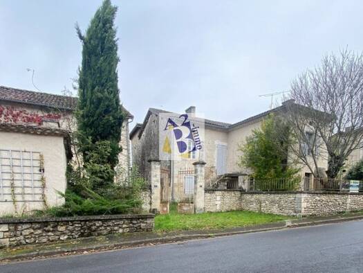 Maison à vendre 252 000 € 1 chambre 880 m² 2 947 m² de terrain Gurat 16320