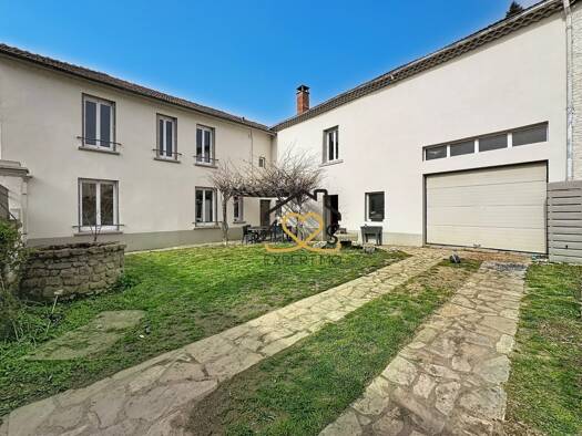 Maison à vendre 179 000 € 9 pièces 5 chambres 176,1 m² 418 m² de terrain Saint-Dier-d'Auvergne 63520