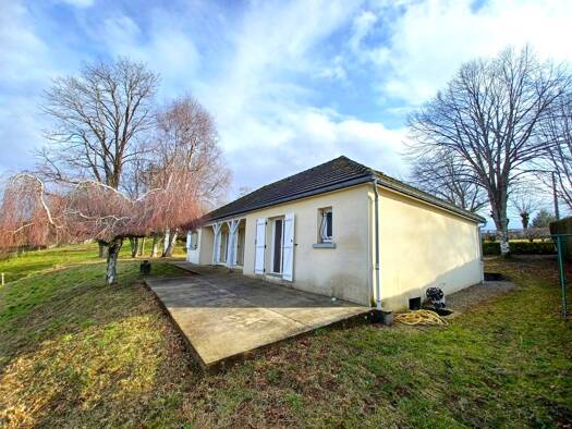 Maison de plain-pied à vendre 153 000 € 5 pièces 4 chambres 115 m² 1 000 m² de terrain Mauriac 15200