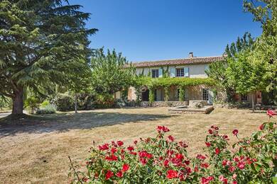 Maison de plain-pied à vendre 1 260 000 € 6 pièces 4 chambres 190 m² 16 105 m² de terrain Cucuron 84160