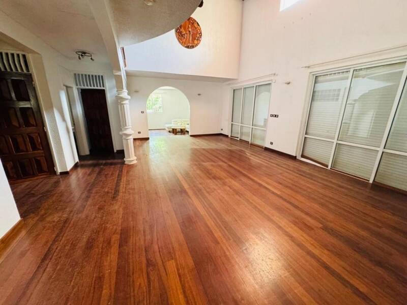 Maison à louer, 297m², REMIRE MONTJOLY