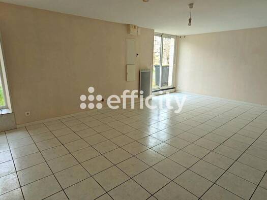 Immeuble à vendre 211 000 € 304 m² Claix 16440