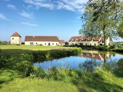 Maison à vendre 988 000 € 16 pièces 4 chambres 311 m² 38 242 m² de terrain Bazoches-sur-Hoëne 61560