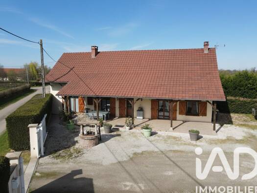 Maison à vendre 274 000 € 8 pièces 6 chambres 190 m² 4 115 m² de terrain Simard 71330