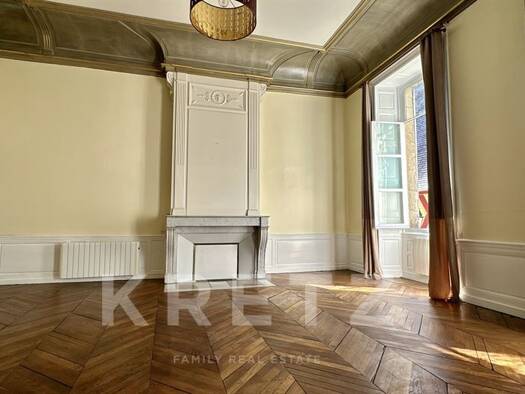 Appartement à louer 1 160 € 5 pièces 2 chambres 123 m² Étage 1/2 Bourges 18000