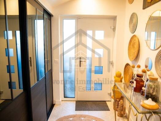 Villa à louer 2 690 € 5 pièces 4 chambres 136 m² 360 m² de terrain Est Gex 01170