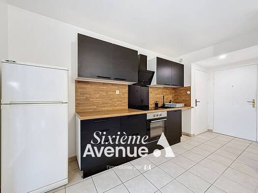 Appartement à louer 700 € 2 pièces 1 chambre 30 m² RDC/3 Centre Meyzieu 69330