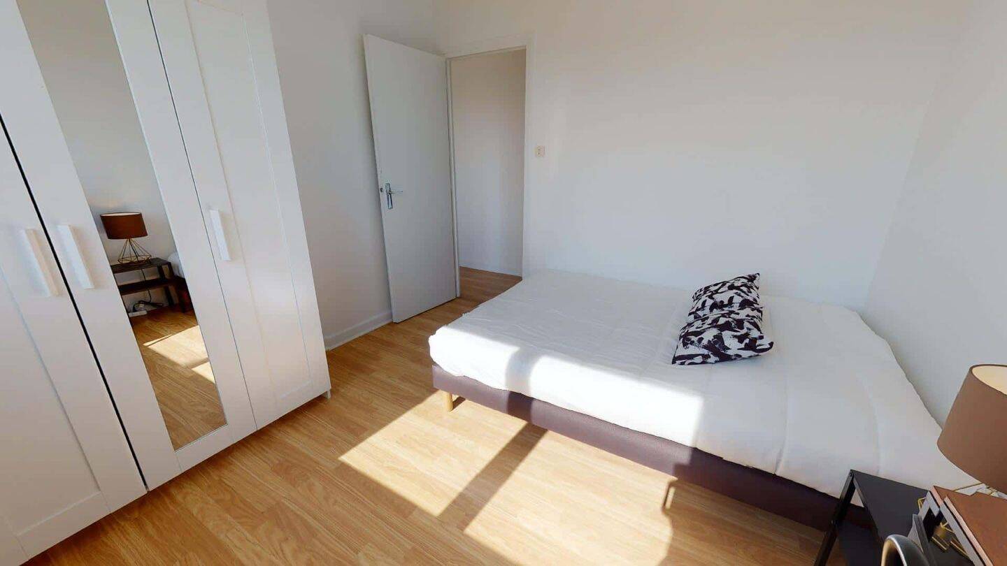 Room in Place Wilson, Villeurbanne for 82 m² with 4 bedrooms - C — 2