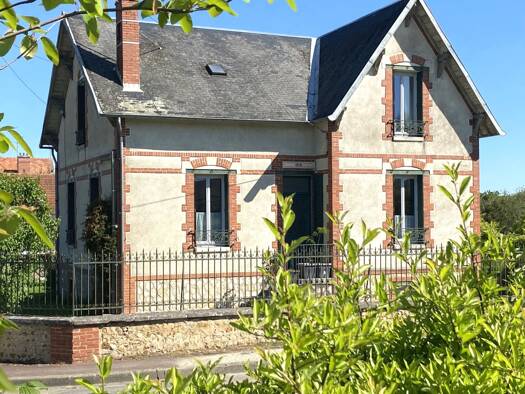 Maison à vendre 229 000 € 6 pièces 3 chambres 140 m² 1 008 m² de terrain Courtenay 45320
