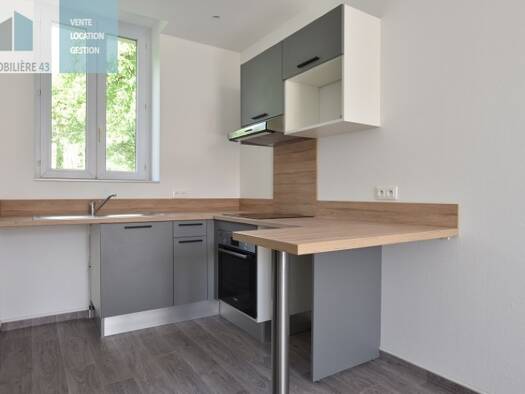 Appartement à louer 258 € 1 pièce 23 m² RDC/2 Solignac-sur-Loire 43370