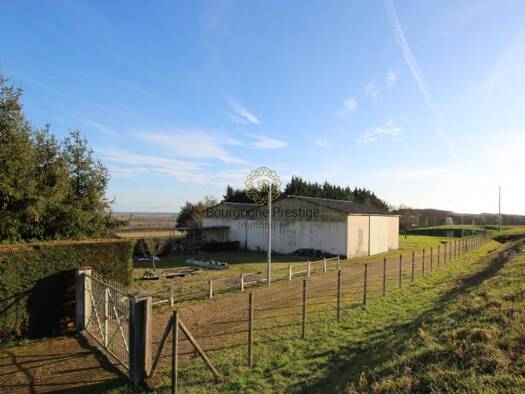 Local d'activités à vendre 250 000 € 527 m² d'espace de stockage Centre Ville Tournus 71700