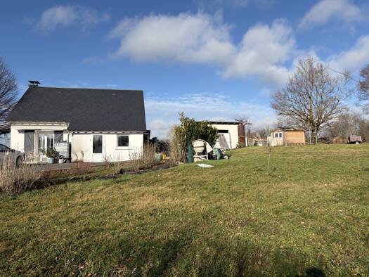 Maison de plain-pied à vendre 214 000 € 3 pièces 2 chambres 64 m² 2 074 m² de terrain Comps-la-Grand-Ville 12120