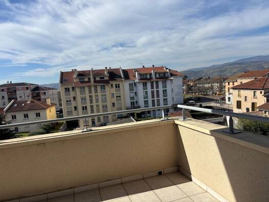 Appartement à louer 795 € 3 pièces 2 chambres 73 m² Étage 4/4 Ouest Le Péage-de-Roussillon 38550