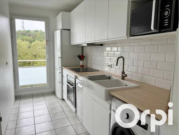 Appartement à louer 1 300 € 3 pièces 2 chambres 63,9 m² Dernier étage, Étage 4/4 La Clef Saint Pierre Élancourt 78990