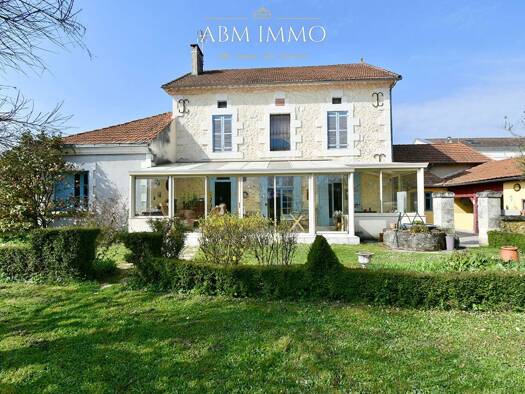Maison à vendre 255 000 € 10 pièces 6 chambres 230 m² 1 310 m² de terrain Neuvic 24190