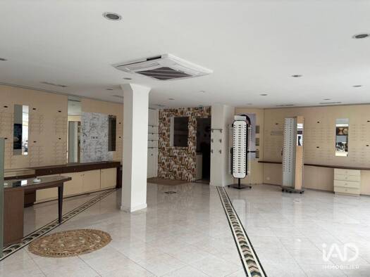 Boutique à louer 2 807 € 82 m² de surface de vente Centre Forêt Rambouillet 78120