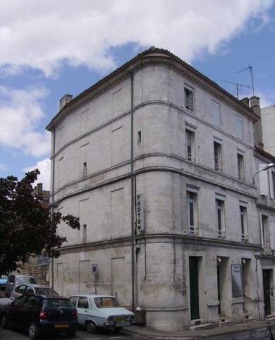 Appartement à louer 440 € 1 pièce 27 m² Dernier étage, Étage 3/3 Angouleme 16000