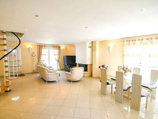 Maison de plain-pied à vendre 190 000 € 5 pièces 3 chambres 94,5 m² 1 143 m² de terrain Valentigney 25700