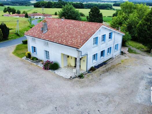 Maison à vendre 220 000 € 9 pièces 8 chambres 255 m² 10 085 m² de terrain Berneuil 16480