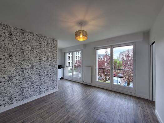 Appartement à louer 543 € 2 pièces 1 chambre 33 m² 1er étage Est Blois 41000