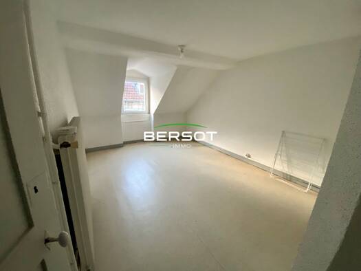 Appartement à louer 380 € 2 pièces 1 chambre 39 m² Dernier étage, Étage 2/2 Centre Nord-Saint Ferjeux Vesoul 70000