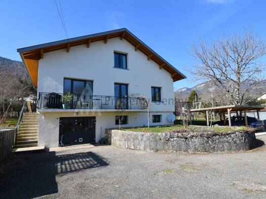 Maison à louer 2 950 € 9 pièces 6 chambres 200 m² 1 500 m² de terrain Gex 01170