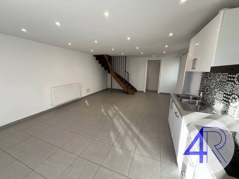 Maison à louer, 81m², FLEURIE