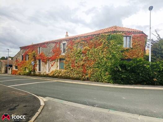 Maison à vendre 330 000 € 9 pièces 4 chambres 300 m² 873 m² de terrain Château-Guibert 85320