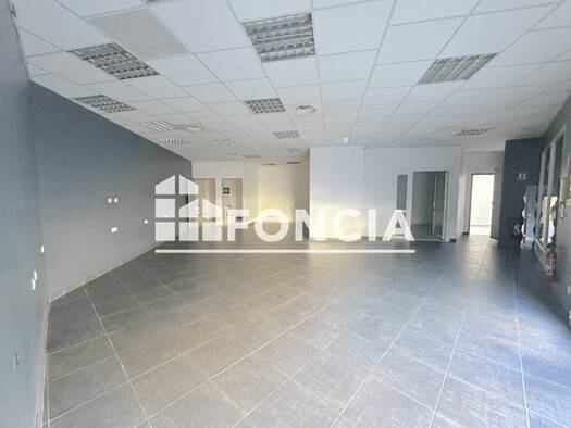 Local commercial à louer 860 € 120 m² de surface de vente Colline et Etang Orange 84100